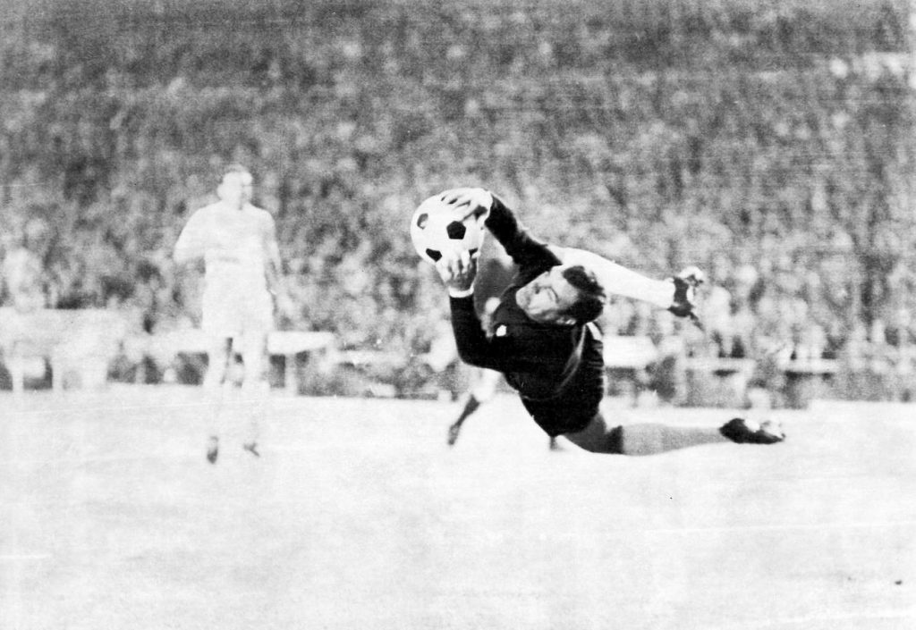 Antonio Betancort. Lo ilustro con este paradón en un partido frente al FC Barcelona para que del texto no parezca que pienso otra cosa del portero de mi infancia