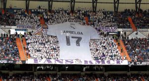El tifo con que los FANS despedimos a Arbeloa. Por allí arriba de una escalera, anda el autor extendiendo su camiseta.